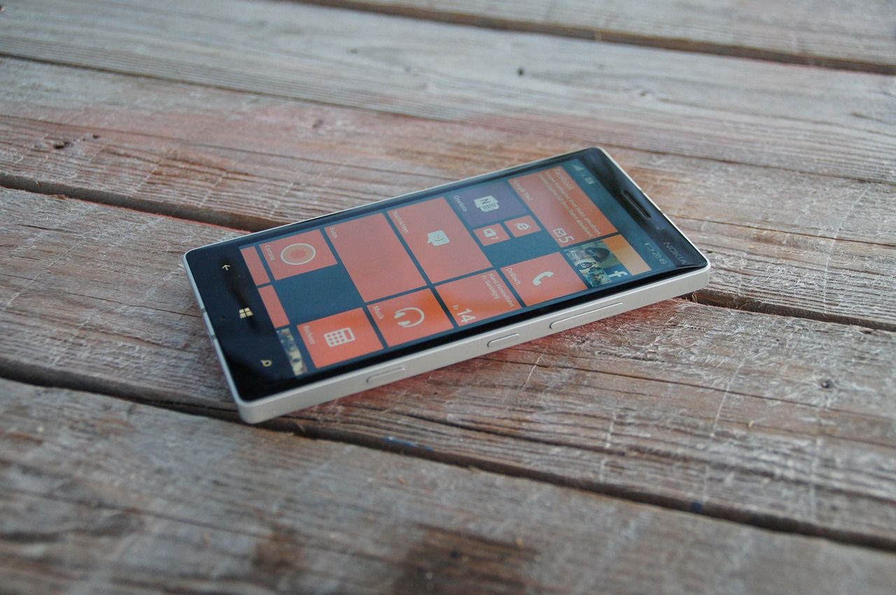 Windows Phone Nokia auf holztisch