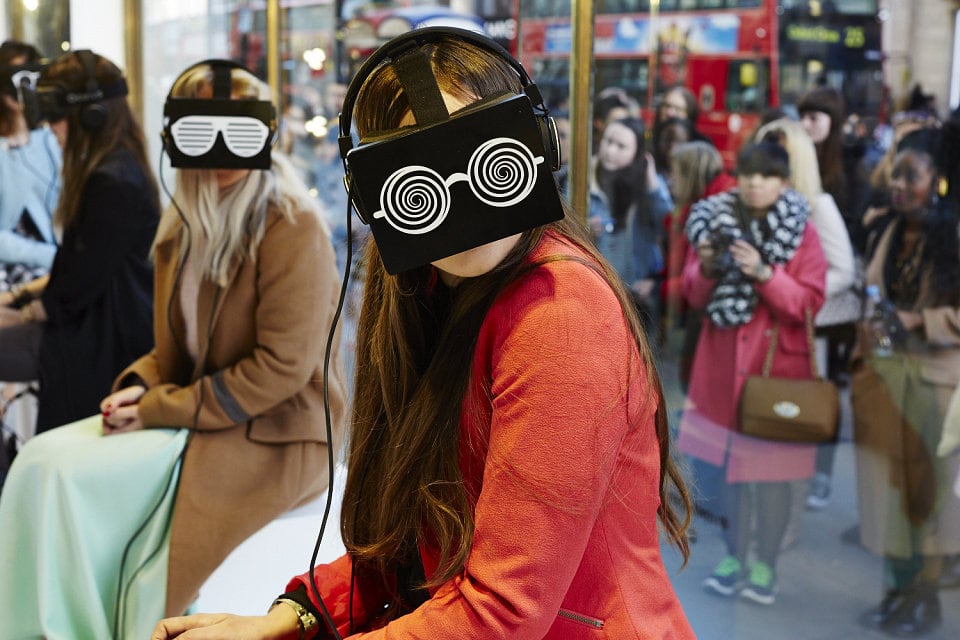 frauen mit VR brillen bei modenschau