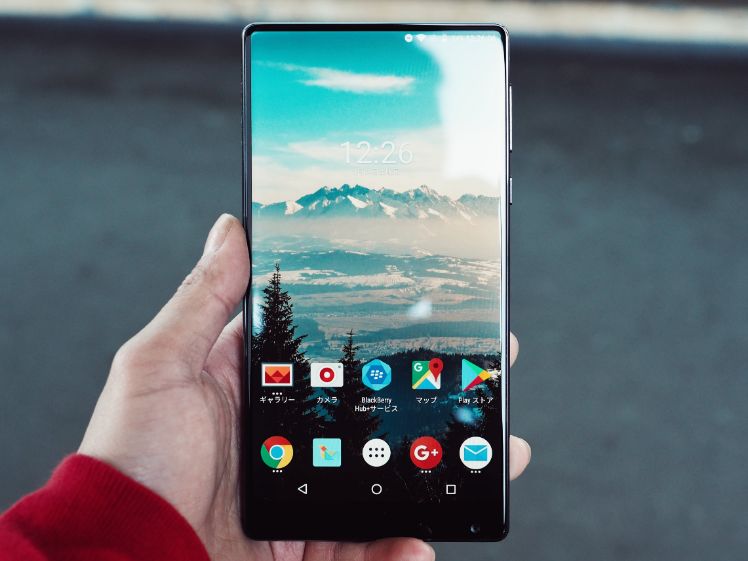 schwarzes android smartphone mit startbildschirm