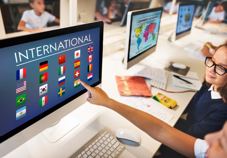 Bildschirme zeigen verschiedene Flaggen von laendern an mit aufschrift international