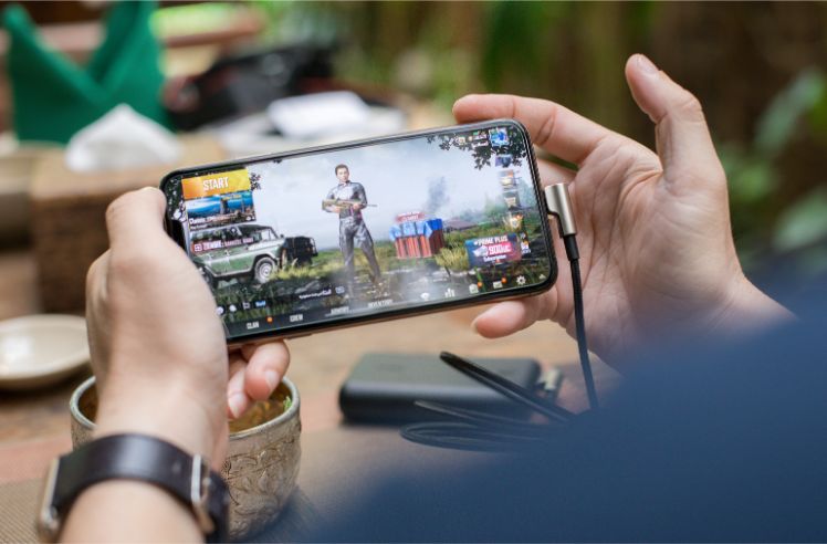 Mann spielt mobiles Spiel auf Android Smartphone