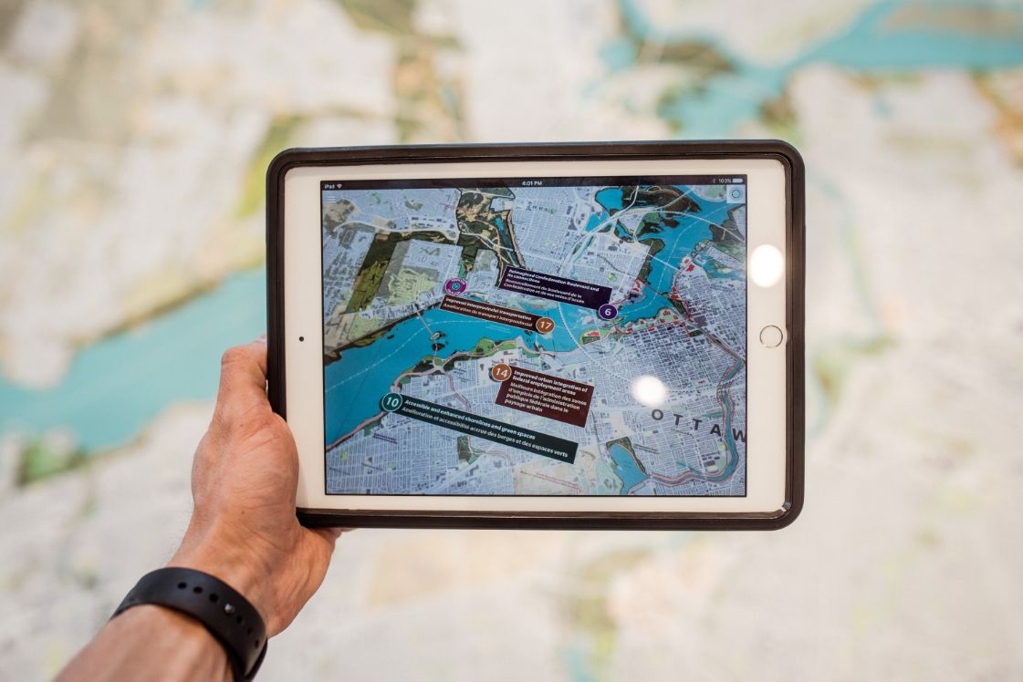 tablet mit erweiterter realitaet karte