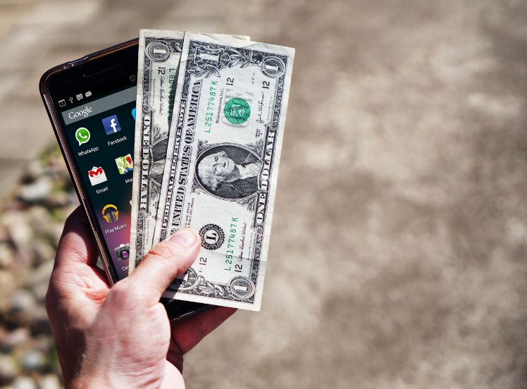 billets dollars a cote de smartphone
