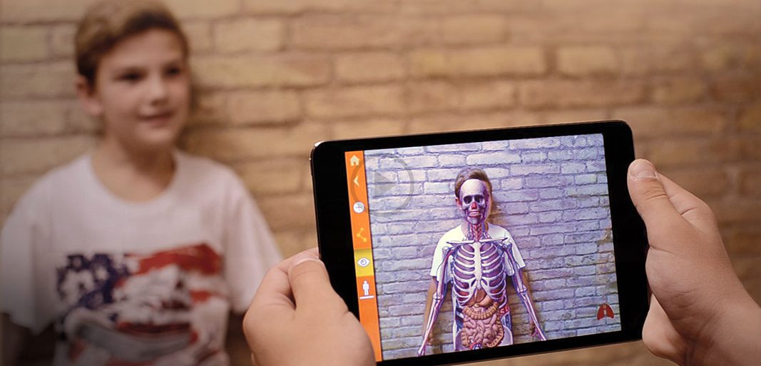 tablette application realite augmentee squelette humain sur enfant