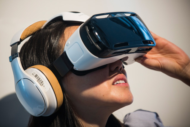 jeune femme essaye casque de realite virtuelle