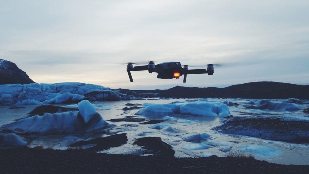 drone vole au dessus de glaciers