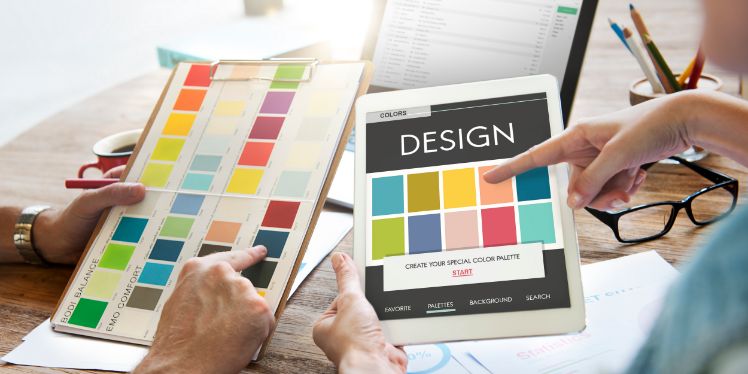 Differentes couleurs sur feuille et tablette pour construire webdesign