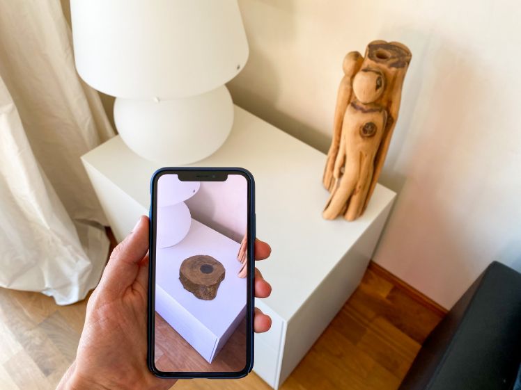 un smartphone qui montre un objet en réalité augmentée 