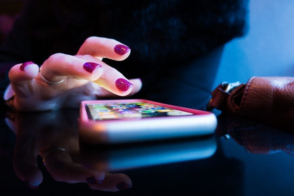 Smarthphone su tavolo nero - creare app android