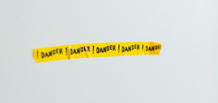 striscia gialla con scritta danger