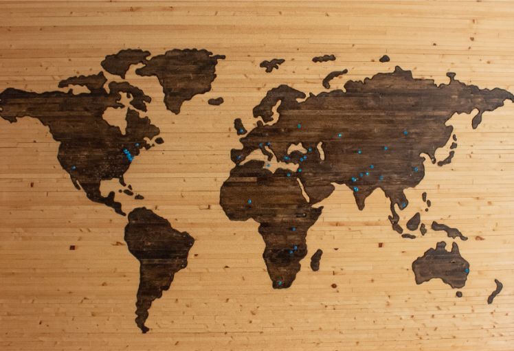 mappa del mondo su legno