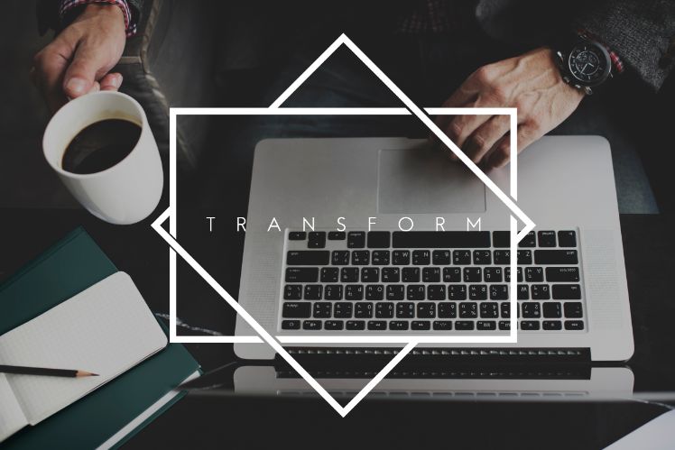 persona con laptop e scritta transform