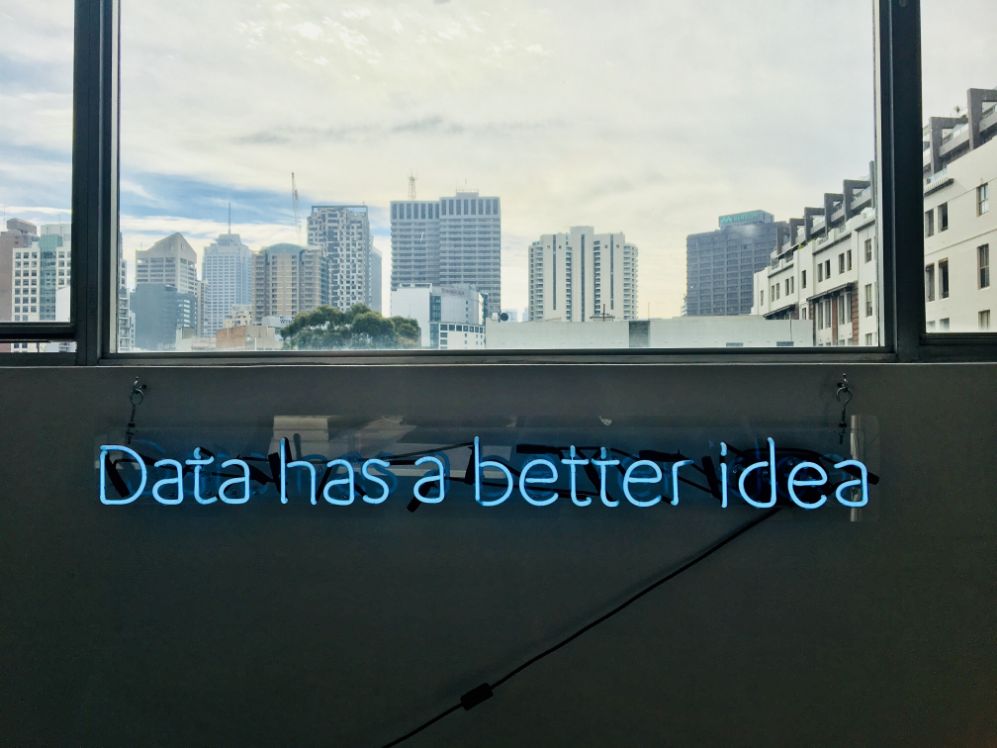 led con scritta "Data has a better idea"