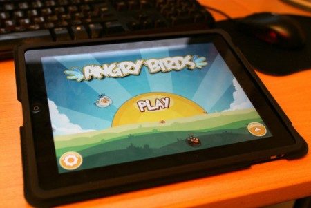 tablet com jogo Angry Birds
