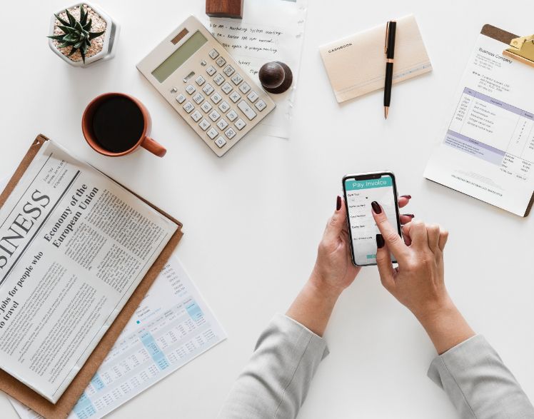 Mesa con periodico, calculadora y movil - cómo hacer una app