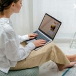 chica trabajando en su portátil desde casa