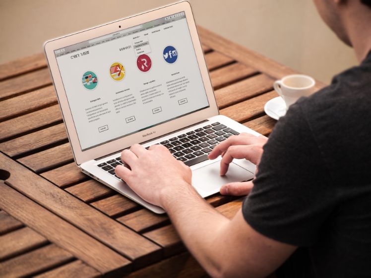 persona usando portatil- porque no crear una web gratuita