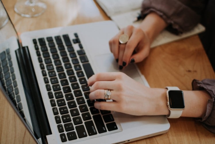 Mujer con escribiendo al ordenador - apps interesantes