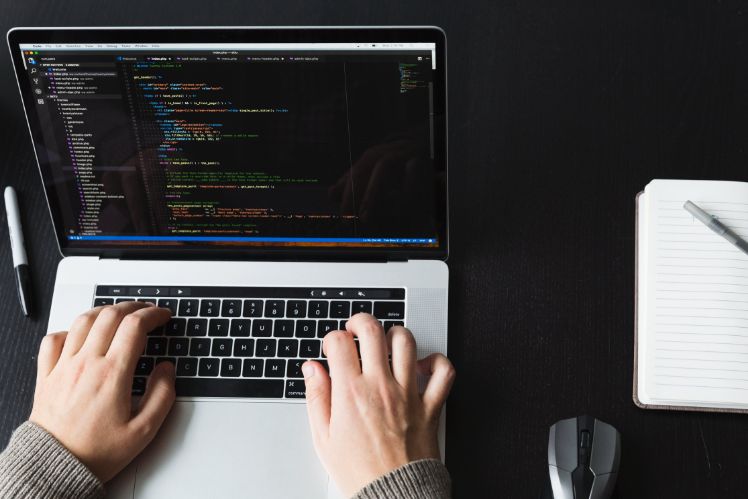 desarrollador programando- como encontrar los mejores desarrolladores de apps