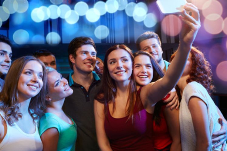 Jovenes de la generacion z tomando un selfie Jovenes de la generacion z tomando un selfie