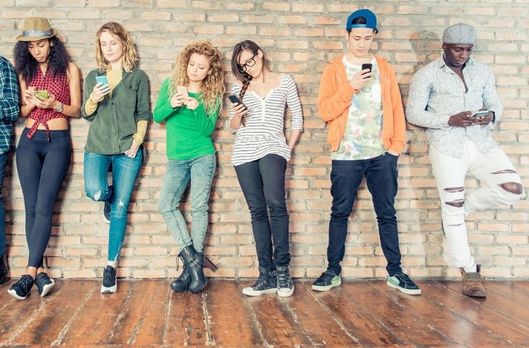 adolescentes con sus moviles