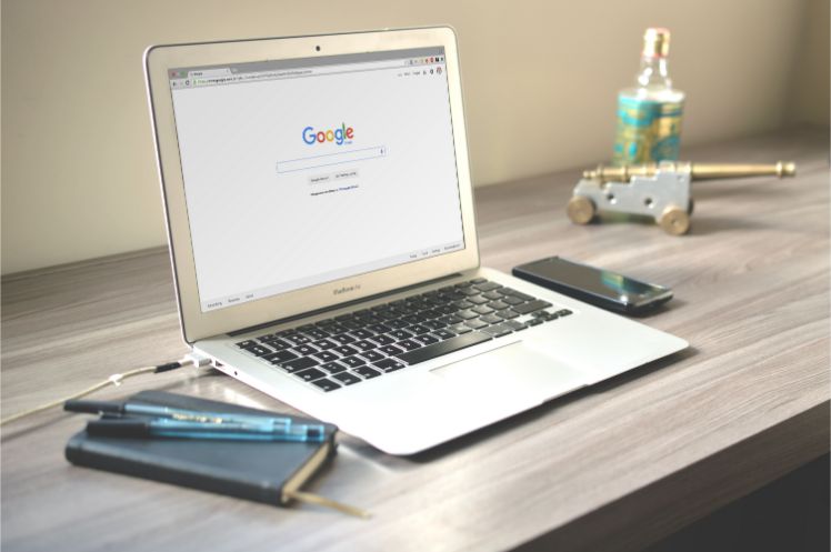 portatil con buscador google en la pantalla portatil con buscador google en la pantalla