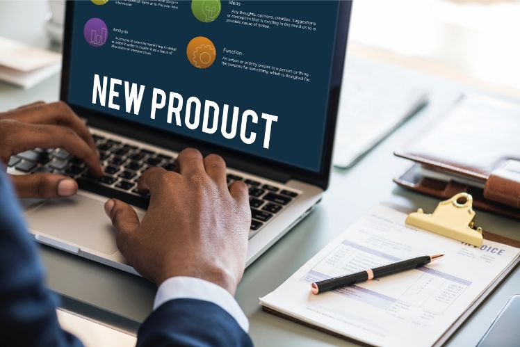 hombre trabajando en portatil- presupuesto web