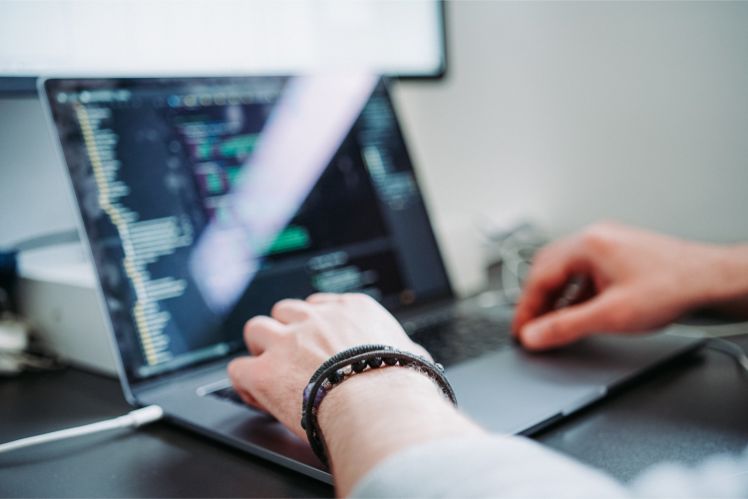 desarrollador web programando con ordenador desarrollador web programando con ordenador